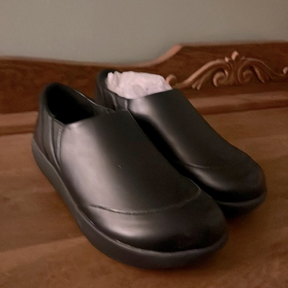 Slip resistant women’s work shoes - Picture 1 of 7